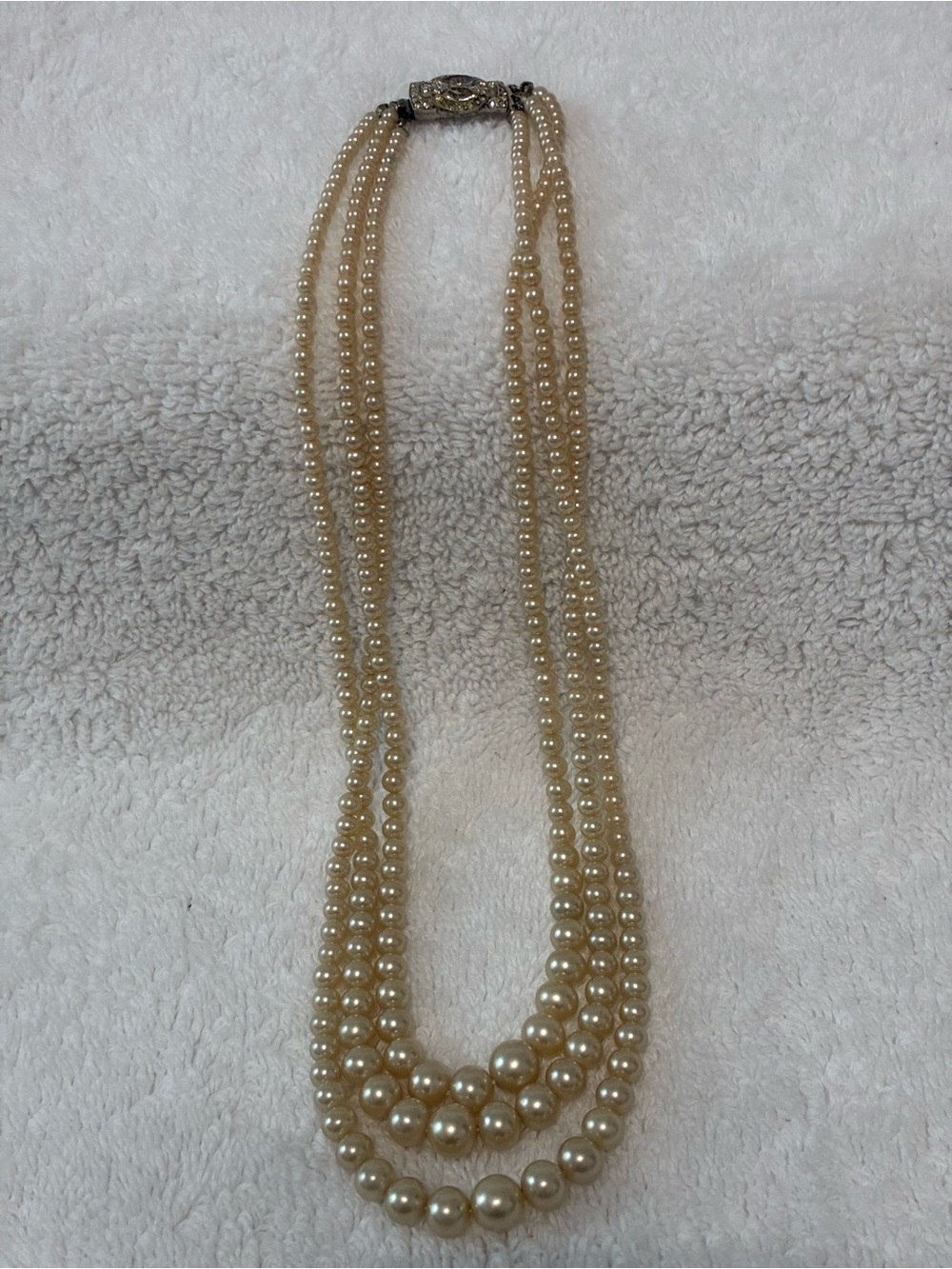 Elegant Triple-Strand Pearl Necklace – Cream Pearls with Decorative Clasp